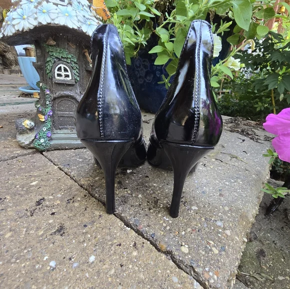 Witchy Black Patent Pointed Toe Heels with Buckle – Size 7 - Picture 4 of 5